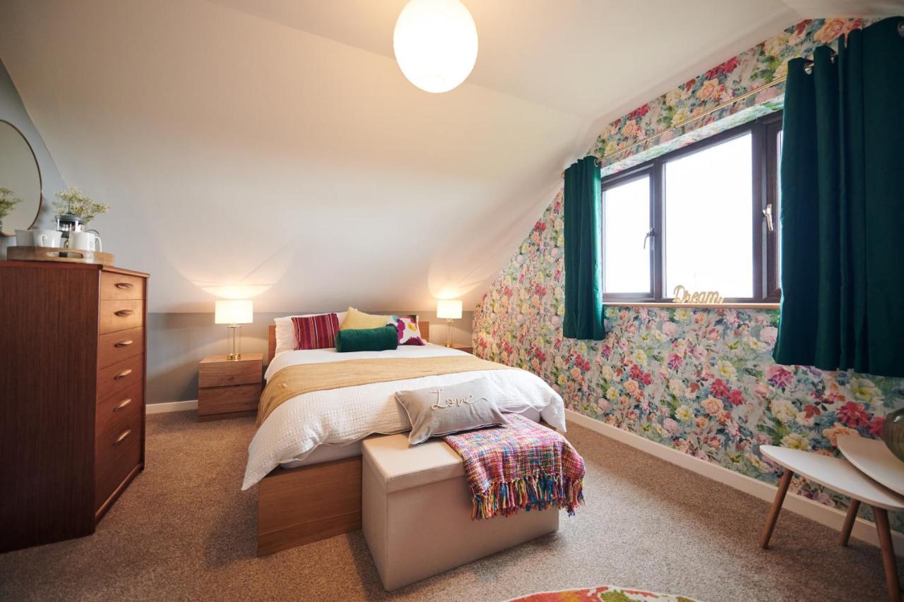 Maes Y Mel- A Couples, Pet Friendly, Rural Romantic Getaway With Countryside Views Gellywen 外观 照片