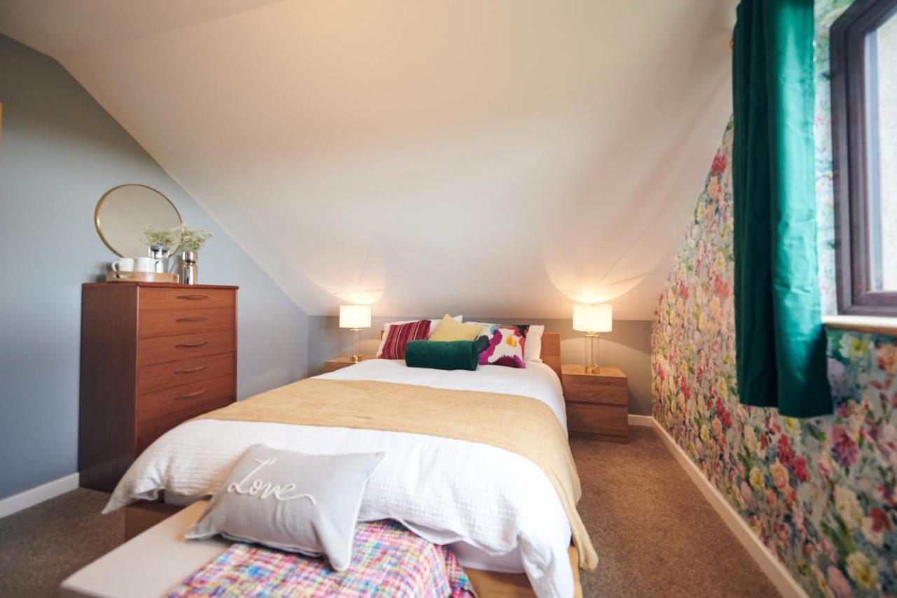 Maes Y Mel- A Couples, Pet Friendly, Rural Romantic Getaway With Countryside Views Gellywen 外观 照片